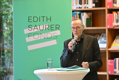 Vorstand Univ.-Prof. Dr. Meinrad Ziegler führt durch den Abend. © Edith Saurer Fonds / Christopher Glanzl