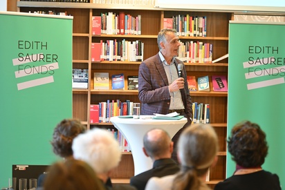 Univ.-Prof. Dr. Peter Becker hält die Laudatio auf Therese Garstenauer © Edith Saurer Fonds / Christopher Glanzl