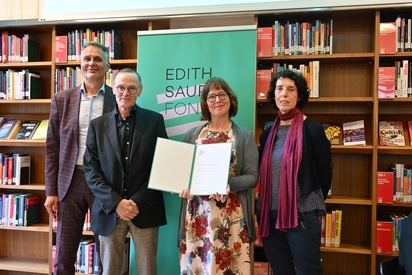 Urkundenübergabe, v.l.n.r. Peter Becker, Meinrad Ziegler, Preisträgerin Therese Garstenauer, Margareth Lanzinger © Edith Saurer Fonds / Christopher Glanzl