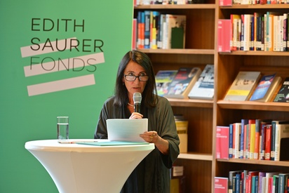 Univ.-Prof.in Dr.in Gabriella Hauch hält die Laudatio auf Rasa Navickaite. © Edith Saurer Fonds / Christopher Glanzl