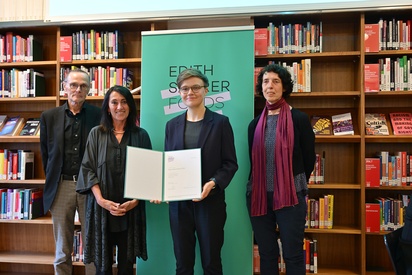 Urkundenübergabe, v.l.n.r. Meinrad Ziegler, Gabriella Hauch, Rasa Navickaite, Margareth Lanzinger © Edith Saurer Fonds / Christopher Glanzl